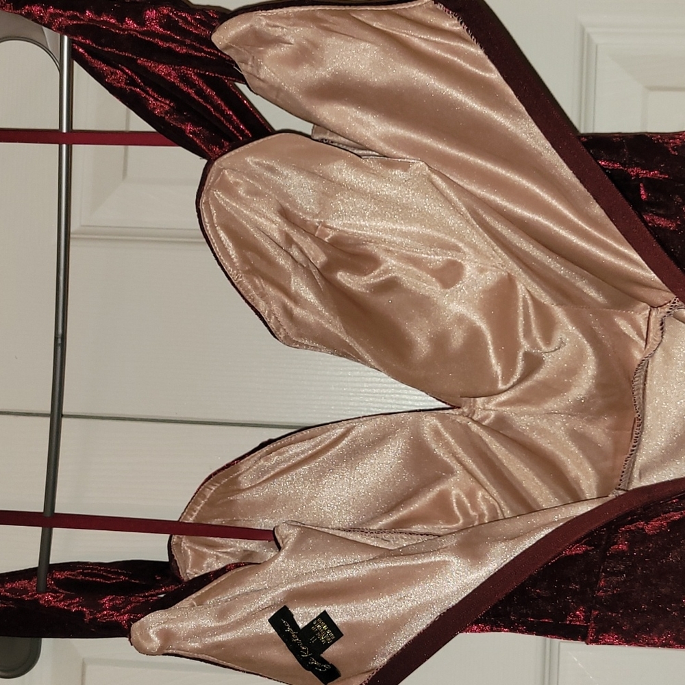 Formal floor length burgundy velvet gown. - Picture 4 of 4